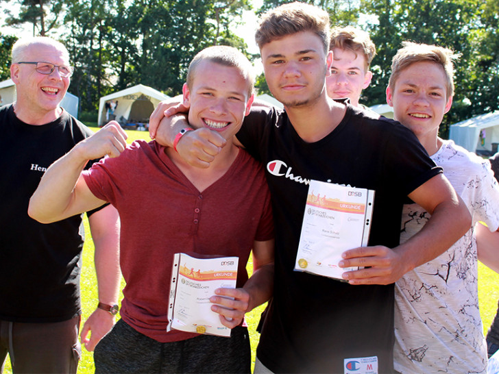 Robert Oetke und René Schulz haben ihre Lenste-Ferien mit dem Deutschen Sportabzeichen vergoldet. Fotos: Sportjugend Braunschweig