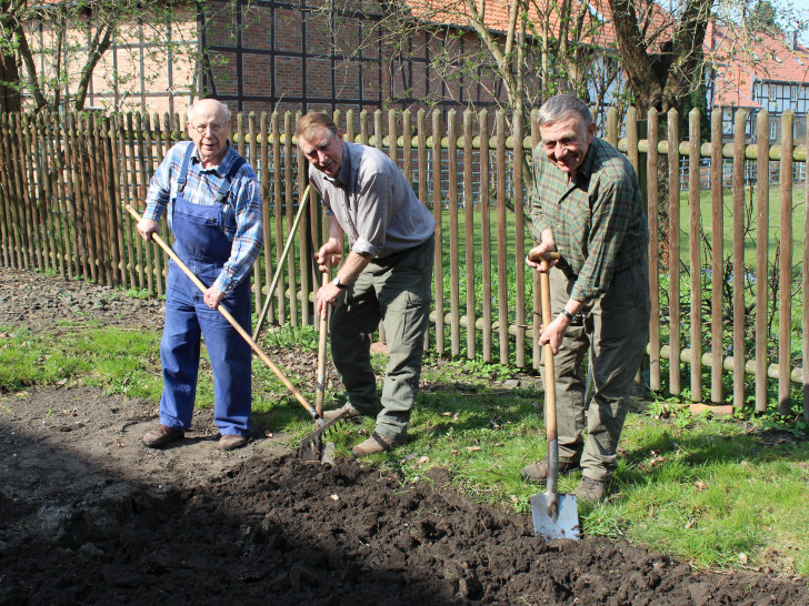 Im Museumsgarten im Heeseberg-Dorf Watenstedt sind (von links) der 2. Vorsitzende Manfred Bertram, 1. Vorsitzende Klaus Schliephake (beide Gevensleben) und Vorstandsmitglied Jürgen Ehbrecht aus Eitzum zu sehen Foto: Bernd-Uwe Meyer
