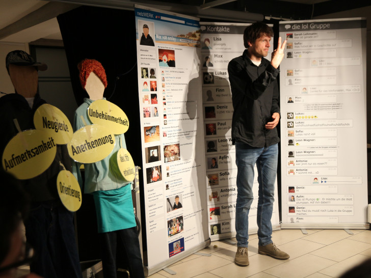 Referent Moritz Becker vom medienpädagogischen Verein Smiley aus Hannover. Foto: Landkreis Peine