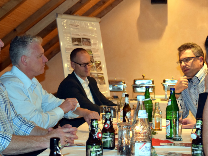 Rund 30 Unternehmerinnen und Unternehmer diskutieren mit städtischer Wirtschaftsförderung, Oberbürgermeister Dr. Oliver Junk, pro Goslar e. V. und Gastgeber Alexander Samawatie über die Nachfolge in Unternehmen. Foto: Stadt Goslar