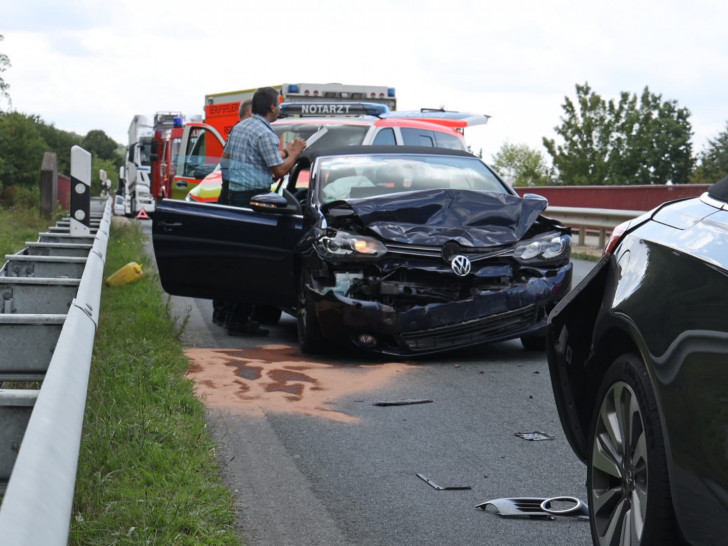 Der Fahrer des Cabrios hat das Stauende zu spät bemerkt. Foto: Rudolf Karliczek