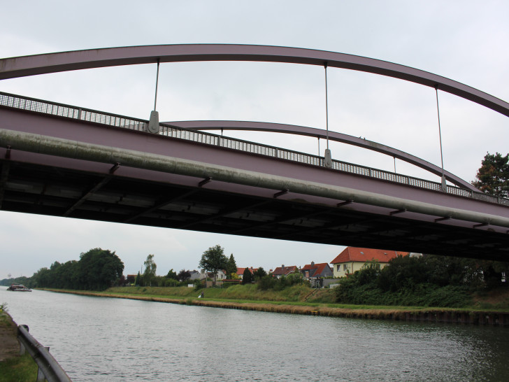 Auf der Autobrücke über den Mittellandkanal zwischen Thune und Wenden sind in den letzen Tagen immer wieder Jugendliche zu beobachten, die über das Geländer klettern und den Sprung in den Kanal wagen. Foto: Robert Braumann