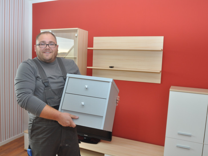 Patrick Schmidt vom Regiebetrieb der WoBau räumt das Wohnzimmer der ehemaligen Ferienwohnung aus. Foto: WoBau
