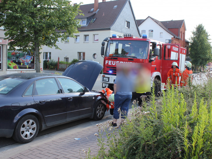 Die Feuerwehr sicherte den PKW. Foto: Sebastian Haupt, Ortswehr Hohenhameln