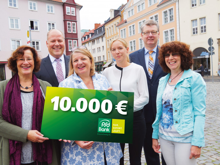 Antje Wingert (Koordinatorin Familienpaten), Carsten Graf (Vorstandssprecher PSD Bank Braunschweig eG), Susanne Hartmann-Kasties (Vorstand Kinderschutzbund Braunschweig), Lisa Schwöbel (Geschäftsführerin Kinderschutzbund Braunschweig), Thorsten Briest (Vorstand PSD Bank Braunschweig eG) und Angelika Karig (Vorstand Kinderschutzbund) (v. li.). Foto: Markus Siemens, PSD Bank