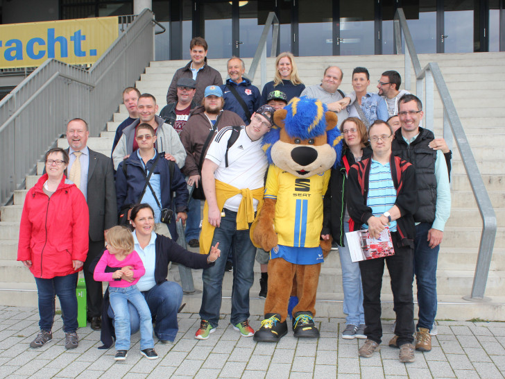 Fröhliche Gesichter der Lebenshilfe Salzgitter und der Wirtschaftsjunioren Braunschweig mit Leo. Foto:  Andreas Werner
