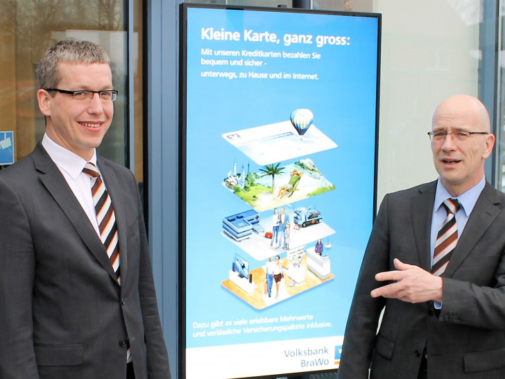 Stefan Honrath, Leiter der Direktion Peine (rechts), und Jörg Tükker, Geschäftsstellenleiter Edemissen, sind von den neuen Monitoren begeistert. Foto: Volksbank BraWo