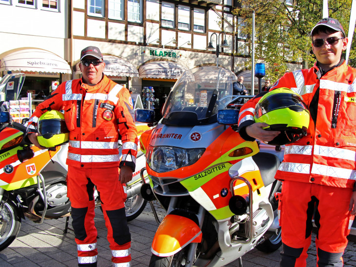 Leiter der Johanniter-Stauhilfemotorradstaffel in Salzgitter Rüdiger Schierding und Helfer Nico Müller blicken auf eine ereignisreiche Saison zurück. 113 Mal haben die sieben Johanniter-Helfer der rein ehrenamtlichen Staffel in den vergangenen Monaten im Notfall geholfen und waren dafür mehr als 230 Dienststunden im Einsatz. Foto: Natalia Shapovalova/Johanniter.