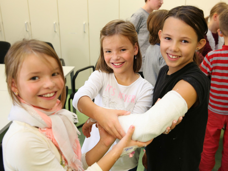 Die Kinder können sich beim 1. Junior-Tag unter anderem in einem Gipskurs ausprobieren. Foto: Helios Klinik Wittingen