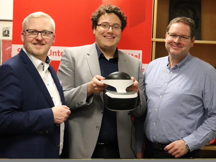 SPD Fraktionsvorsitzende Falk Hensel und Marcus Bosse neben Kreistagsmitglied Lennie Meyn mit VR-Brille. Foto: SPD