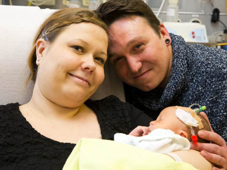 Über die Geburt ihres Sohnes Ansgar freuen sich Janine und Daniel Tauchnitz. Foto: Klinikum Braunschweig/Jörg Scheibe
 
