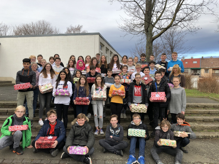 Die Schüler der Adolf-Grimme-Gesamtschule packten und verteilten Weihnachtsgeschenke für Senioren.

Foto: AGG
