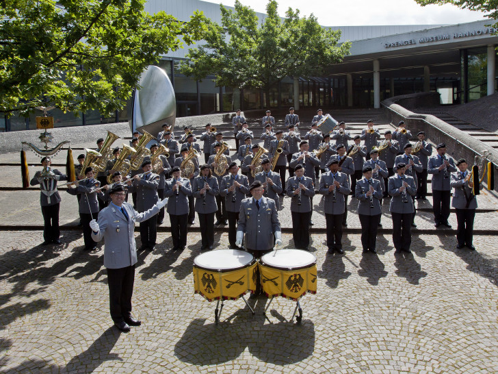 Das Heeresmusikkorps Hannover vor dem Spengelmuseum. Foto: Heeresmusikkorps Hannover