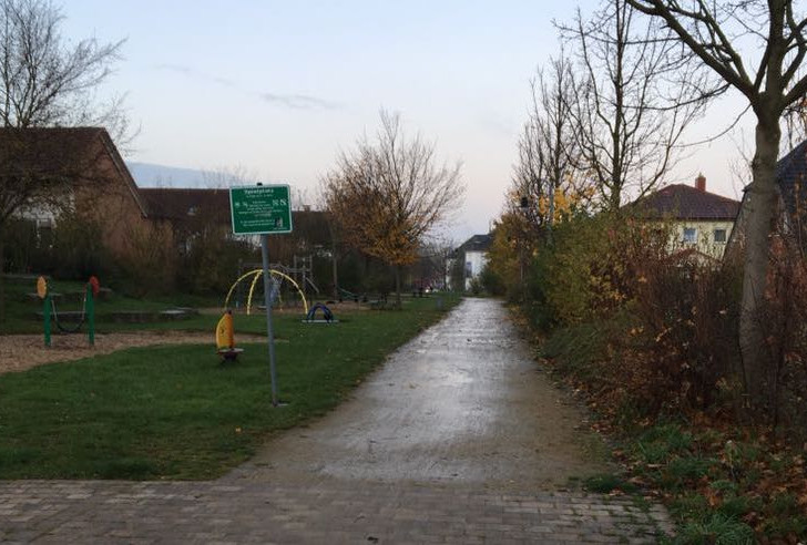 Ob und wann der Gehweg am Spielplatz Josef-Müller-Straße, Dietrich-Bonhoeffer-Straße asphaltiert wird, steht nicht genau fest. Foto: privat