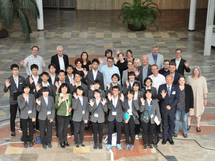 Oberbürgermeister Klaus Mohrs empfängt zusammen mit Vertretern aus Politik und Verwaltung eine Schülergruppe aus Nagoya/Japan. Foto: Stadt Wolfsburg 
