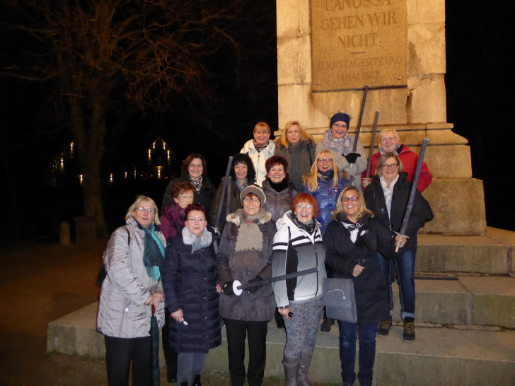 Die Unternehmerfrauen im Handwerk vor der Canossa-Säule auf dem
Burgberg. Foto: Privat