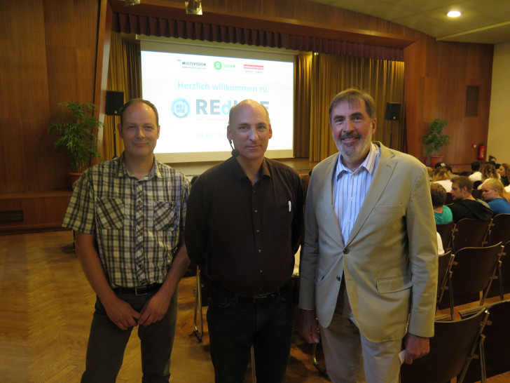 Diskutierten mit den Schülerinnen und Schülern über Ressourcenschutz (v.l.): Armin Herglotz (Klimaschutzmanager Landkreis Wolfenbüttel), Björn Wiele (Die Multivision) und Peter Walte (Schulleiter CGLS). Foto: Landkreis 