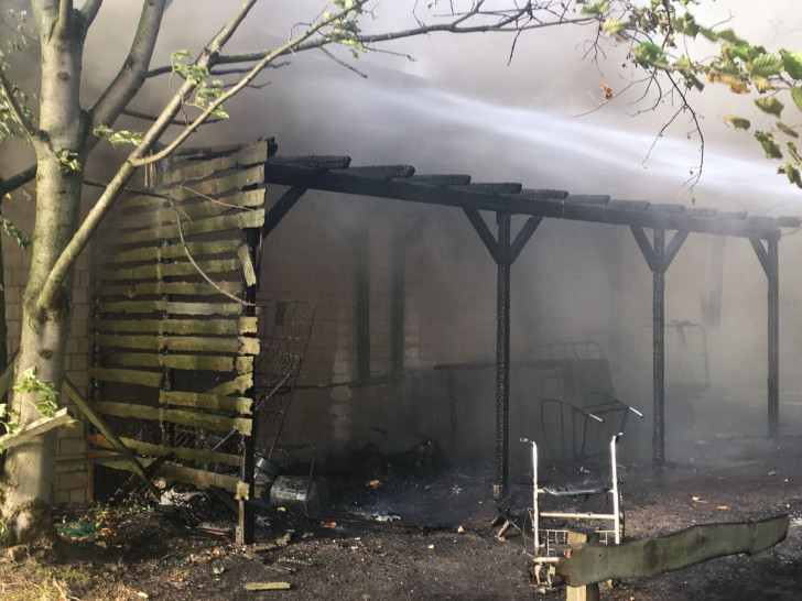 Am Dienstag hatte ein Heizkraftwerk der Diakonie in Kästorf gebrannt. Der Wind fachte die Flammen immer wieder an. Foto: aktuell24/BM