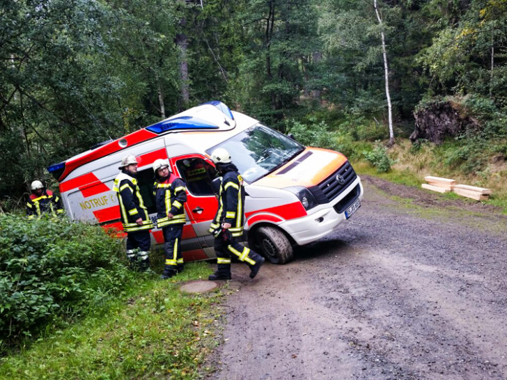 Am Donnerstag musste die Feuerwehr Bad Harzburg einen Rettungswagen aus dem Graben. Foto: Feuerwehr Bad Harzburg