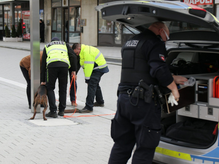 Die Polizei setzte am Nachmittag einen Spürhund in der Stadt ein. Fotos: Rudolf Karliczek