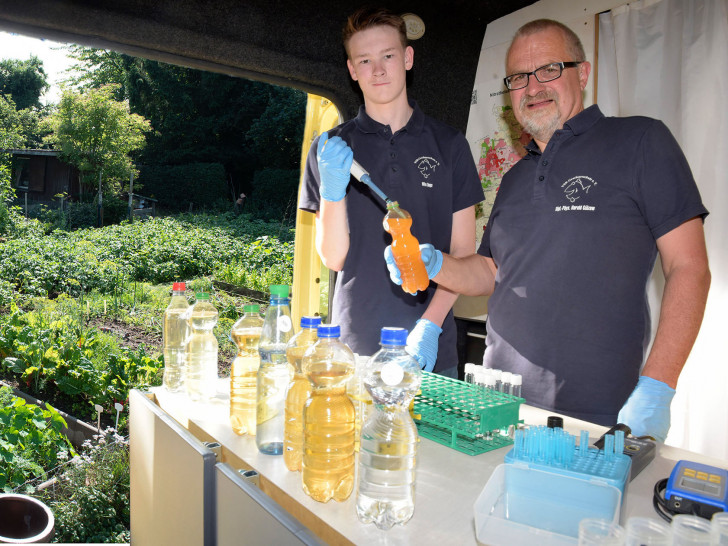 Milan Toups (links) (Mitarbeiter im Bundesfreiwilligendienst) und Harald Gülzow (Projektleiter) analysieren eine Brunnenwasserprobe im Labormobil vom VSR-Gewässerschutz e.V.

Foto: VSR Gewässerschutz e.V.