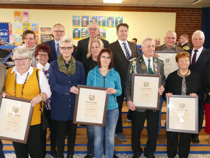Die Stillen Stars der Gemeinden wurden für herausragendes Engagement geehrt und posierten alle gemeinsam für ein Foto mit den Laudatoren.