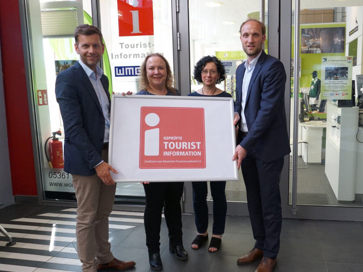 Dennis Weilmann (Geschäftsführer der WMG), Susanne Große-Freese (Mitarbeiterin der Tourist-Information), Ulrike Ding (Mitarbeiterin der Tourist-Information) und Jens Hofschröer (Geschäftsführer der WMG) (v. li.). Foto: WMG