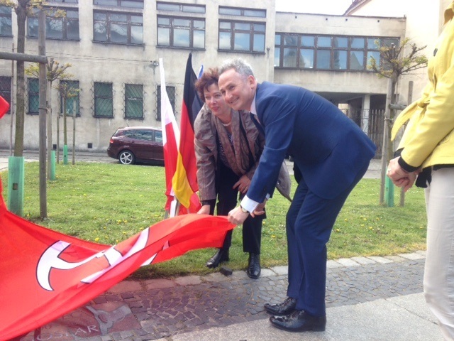 Seit 15 Jahren besteht die Partnerschaft zwischen Goslar und Brzeg. Mit einem Treffen wurde die Freundschaft gefeiert. Bürgermeisterin Renate Lucksch und Bürgermeister Jerzy Wrębiak bei der Enthüllung des Gedenkplatte. Foto: Stadt Goslar