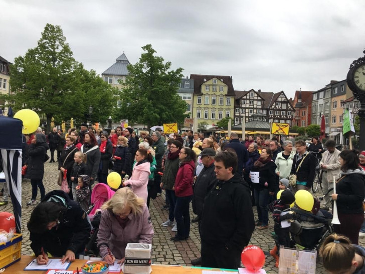 Rund 150 Demonstranten setzten sich für den Erhalt der Gynäkologie ein. Fotos: AktionGynPeine