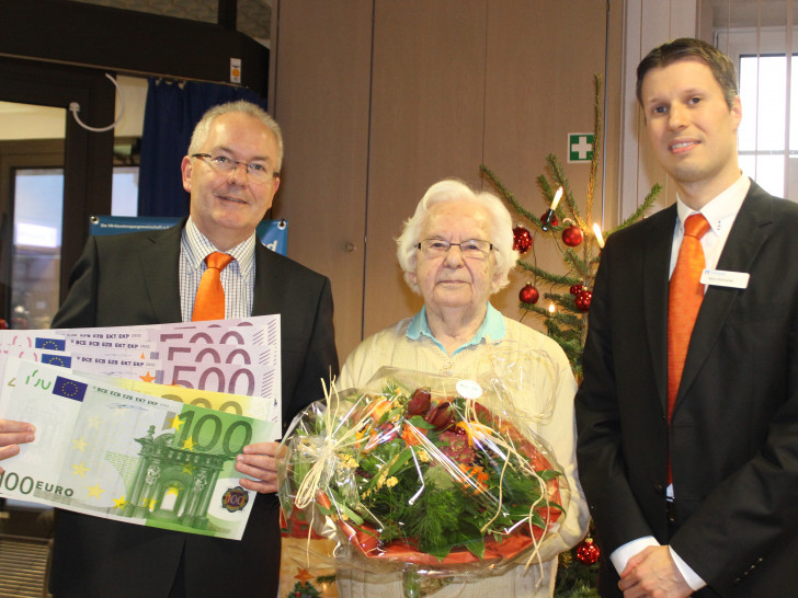 Hans-Dieter Reichelt und Björn Roschanski gratulieren Erna Wurmsee zum Gewinn. Foto: Anke Donner 