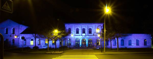 In farbiges Licht getaucht präsentiert sich der Helmstedter Bahnhof kürzlich während einer privaten Feier. Foto: Jonathan Flatt