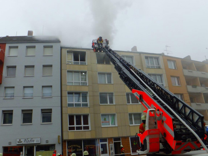 Bei einem Wohnungsbrand in der Wendenstraße ist eine Person an den Rauchgasen verstorben, ein Feuerwehrmann wurde leicht verletzt. Foto: Feuerwehr Braunschweig