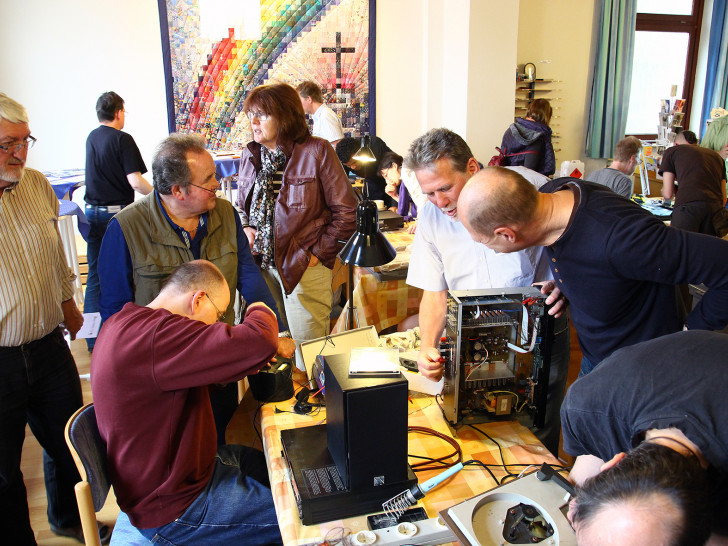 Das Reparaturcafé hilft bei kniffligen Problemen mit defekten elektronischen Geräten weiter. Foto: Thorsten Raedlein