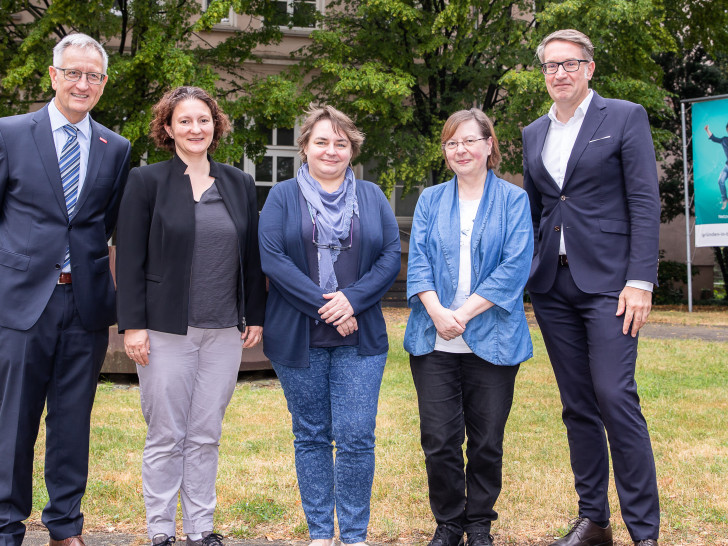 Gerold Leppa (re.), Geschäftsführer der Braunschweig Zukunft GmbH, und Simone Schumacher (Mitte), Leiterin des Technologieparks, begrüßten stellvertretend für das gesamte Team der Technologietransferstelle deren Leiter Jörg Saathoff (li) und seine Mitarbeiterinnen Anke Bergmann (2. v. li.) und Sonja Schäfer an ihrem neuen Sitz auf dem Gelände des Technologieparks am Rebenring. Foto: Braunschweig Zukunft GmbH/Philipp Ziebart