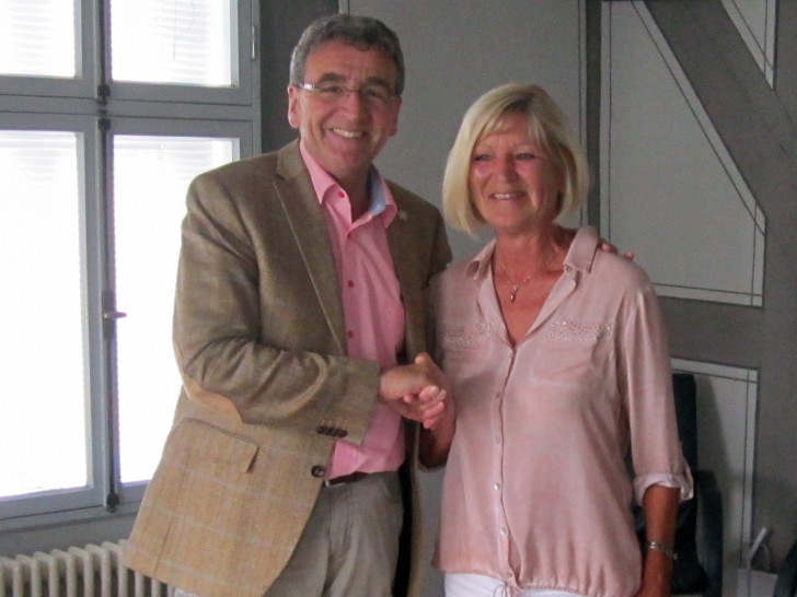 Bürgermeister Thomas Pink verabschiedet Irene Lampka. Foto: Stadt Wolfenbüttel