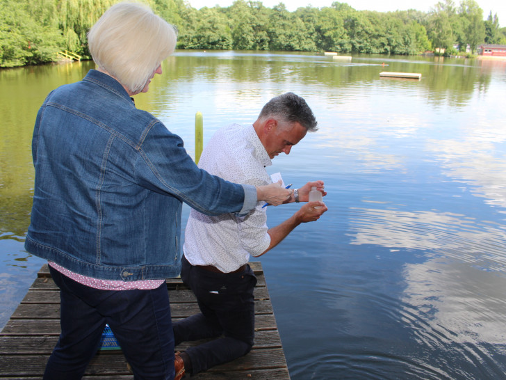 Martina Neumann und Tobias Lenz vom Gesundheitsamt nahmen die Wasserproben an zwei verschiedenen Stellen des Sees. Fotos: Alexander Dontscheff