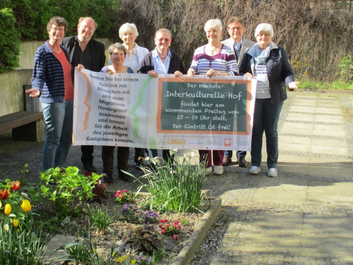 Die Mitglieder des Diakonieausschusses der Kirchengemeinde St. Thomas: Christa Duesberg, Karin Meyer, Elisabeth Berndt (Vorsitzende), Dietmar Schmidt-Pultke, Angelika von Selasinsky, Harald Dube, Adelheid Berger, Dorothee Brüder (von links nach rechts) Foto: Riekeberg