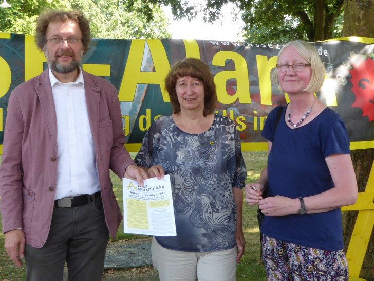 Andreas Riekeberg (A2K), Heike Wiegel (AufpASSEn e.V.) und Eleonore Bischoff (WAAG) präsentieren die Grundsatzforderungen des Asse II-Koordinationskreises. Foto: Jürgen Wiegel