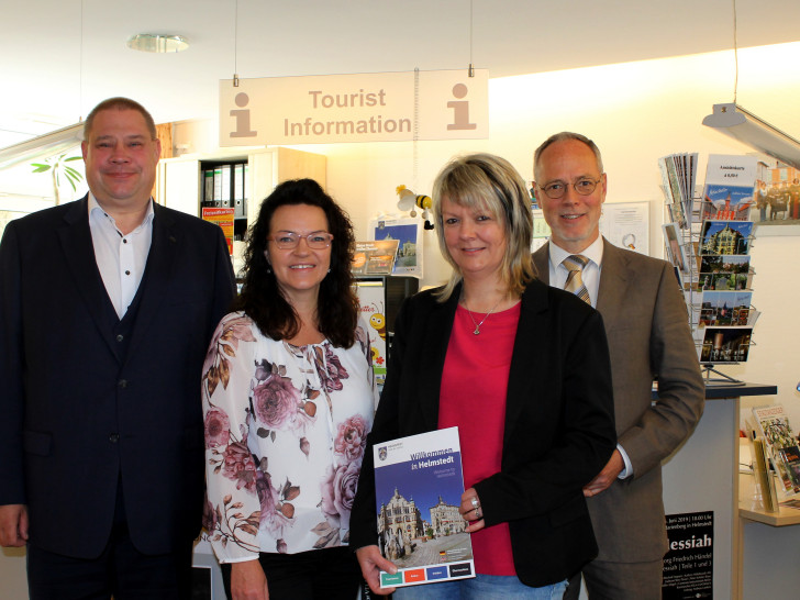 Von links: Bürgermeister Wittich Schobert, stellvertretende Fachbereichsleiterin Claudia Voß, Teamleiterin des Bürgerbüros Kerstin Körner und Erster Stadtrat Henning Konrad Otto. Foto: Stadt Helmstedt