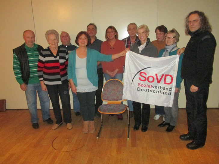 Der Stuhl für den SoVD Vorsitzenden  in Dettum ist leer,  Ortsfrauensprecherin Petra Scharge und Burghart Büssing  halten die Vereinsfahne. Dahinter helfen  mit Schatzmeisterin Christine Wagenführ (links), Erika Giezel und  weitere Funktionsträger. Foto: privat