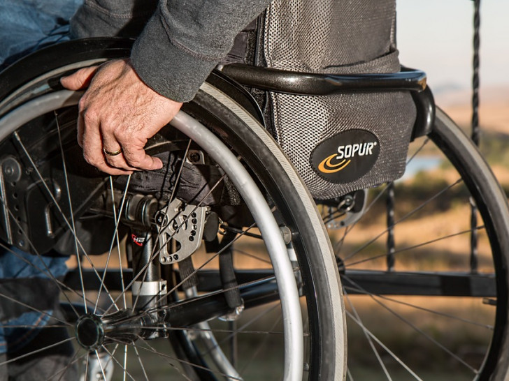 Durch mobile Rampen könne der Zugang zu vielen Geschäften in der Innenstadt in Zukunft für Personen, die auf den Rollstuhl angewiesen sind, überhaupt erst ermöglicht werden. Symbolfoto: Pixabay
