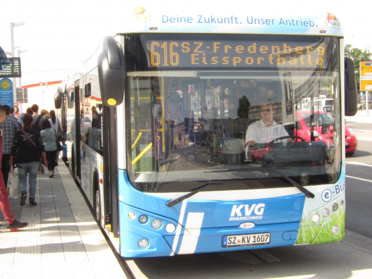 Einer der drei KVG-Elektrobusse: Hier an der zentralen Haltestelle "Salzgitter-Lebenstedt, Bahnhof". Foto: KVG