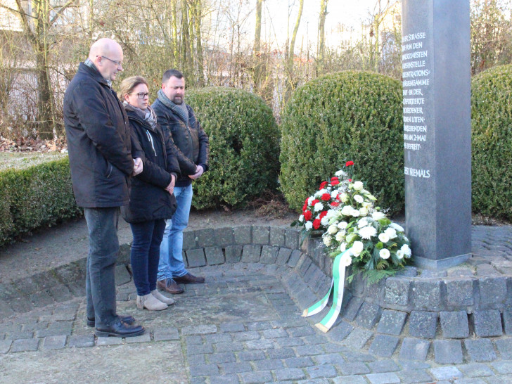 Bürgermeister Viereck und der Ortsrat Mitte-West gedachten der Opfer des Holocaust. Foto: Bernd Dukiewitz