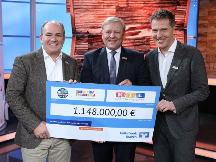 Bilduntertitel: Jürgen Brinkmann (Mitte), Vorstandsvorsitzender der Volksbank BraWo, übergibt den Spendenscheck an Wolfram Kons (links), Leiter RTL Charity und Moderator des RTL-Spendenmarathons, und an Bernd Reichart (rechts), CEO der Mediengruppe RTL Deutschland und Vorstandsvorsitzender der "Stiftung RTL – Wir helfen Kindern e. V." Foto: Frank Hempel,