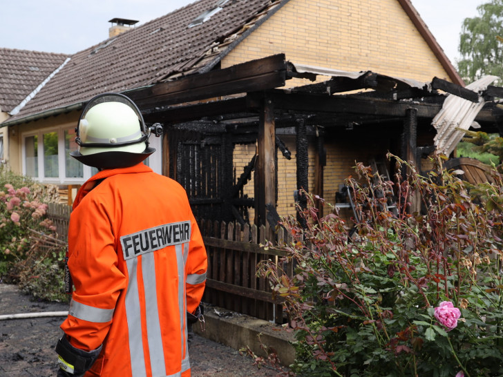 Trotz dass der Carport zerstört wurde, konnten die Feuerwehren das Wohnhaus retten - es blieb nahezu unbeschädigt. Foto. Rudolf Karliczek 