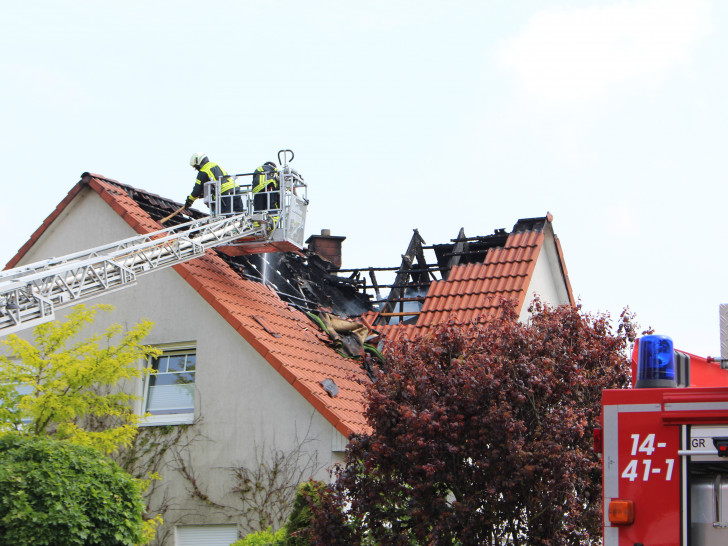Der Dachstuhl des Hauses ist schwer beschädigt. Foto: Christoph Böttcher
