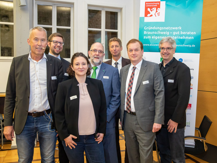 Moderator Kai-Uwe Rohn (links) sprach in einer Talkrunde mit Mitgliedern des Gründungsnetzwerks über aktuelle Entwicklungen in der Gründungsberatung.
Foto: Braunschweig Zukunft GmbH/Philipp Ziebart