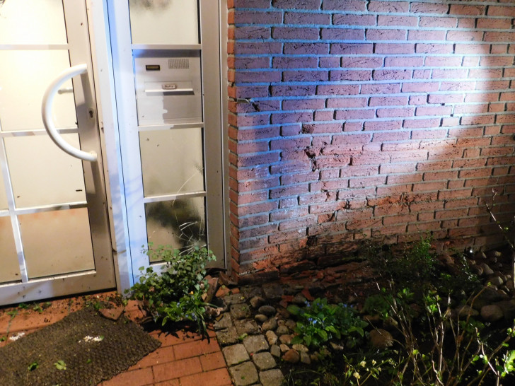 Die beschädigte Hauswand - der Verursacher fuhr unerkannt mit seinem Fahrzeug davon. Foto: Polizei Peine