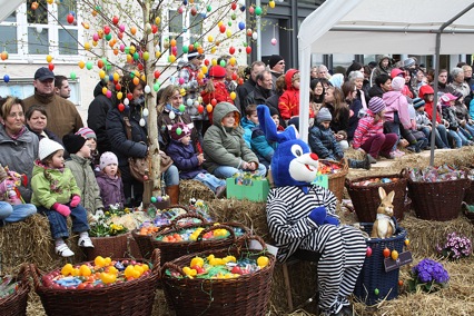 Wie in jedem Jahr verteilt der Osterhase im Rahmen des Osterfestes Geschenke. Foto: Archiv/Anke Donner