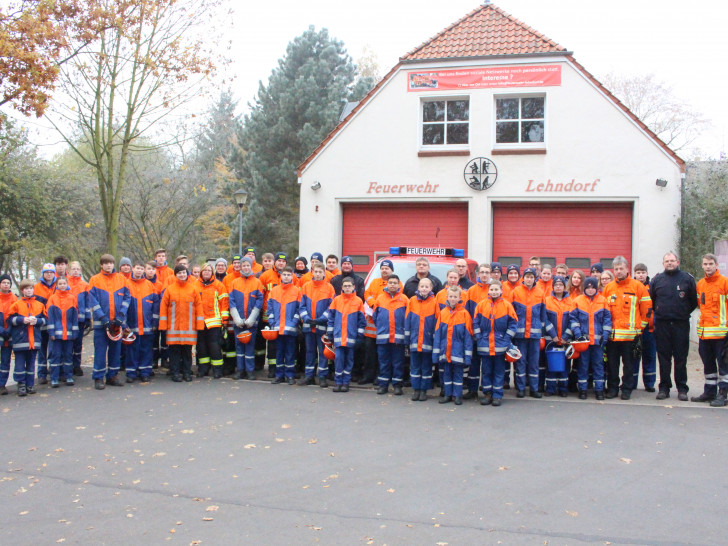 Früh übt sich, wer ein richtiger Feuerwehrmann werden will. Hier die Bewerber mit ihren Helfern in Lehndorf. Foto: Nino Milizia
